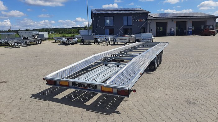 Autotransporter mit aufgeladenem Fahrzeug